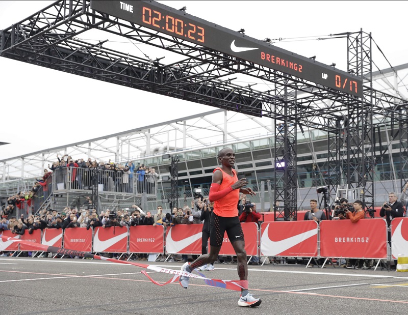 Legendární Keňan Eliud Kipchoge vítězí v maratonu na okruhu v Monze.