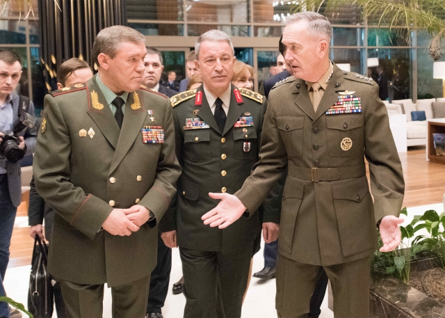 Ruský generál Valerij Gerasimov (vlevo) a americký generál Joseph Dunford (vpravo) hovořili telefonicky o příměří v Sýrii. Ruský generál Valerij Gerasimov (vlevo) a americký generál Joseph Dunford (vpravo) hovořili telefonicky o příměří v Sýrii.