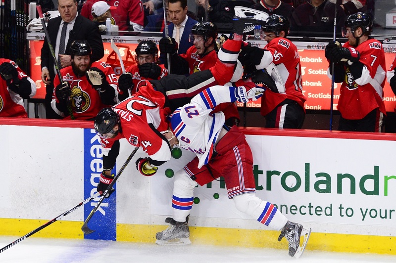 Obránce New York Rangers McDonagh si poradil se svým soupeřem. Obránce New York Rangers McDonagh si poradil se svým soupeřem.