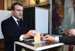Emmanuel Macron vhazuje svůj hlas. Emmanuel Macron vhazuje svůj hlas.