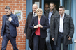 Kandidátka na prezidenta Marine Le Penová odchází z volební místnosti. Kandidátka na prezidenta Marine Le Penová odchází z volební místnosti.