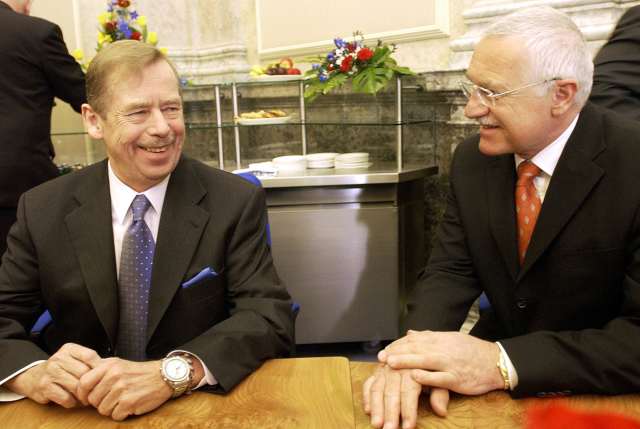 Václav Havel a Václav Klaus (snímek z roku 2003). Václav Havel a Václav Klaus (snímek z roku 2003).