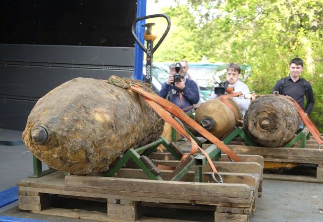 Nalezeny byly tři bomby - dvě britské 250kilogramové a jedna 500kilogramová.