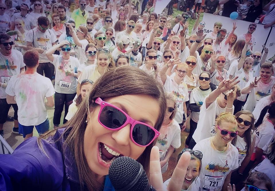 Moderátorka akce Barbora Hlaváčková si udělala s běžci selfie. Moderátorka akce Barbora Hlaváčková si udělala s běžci selfie.