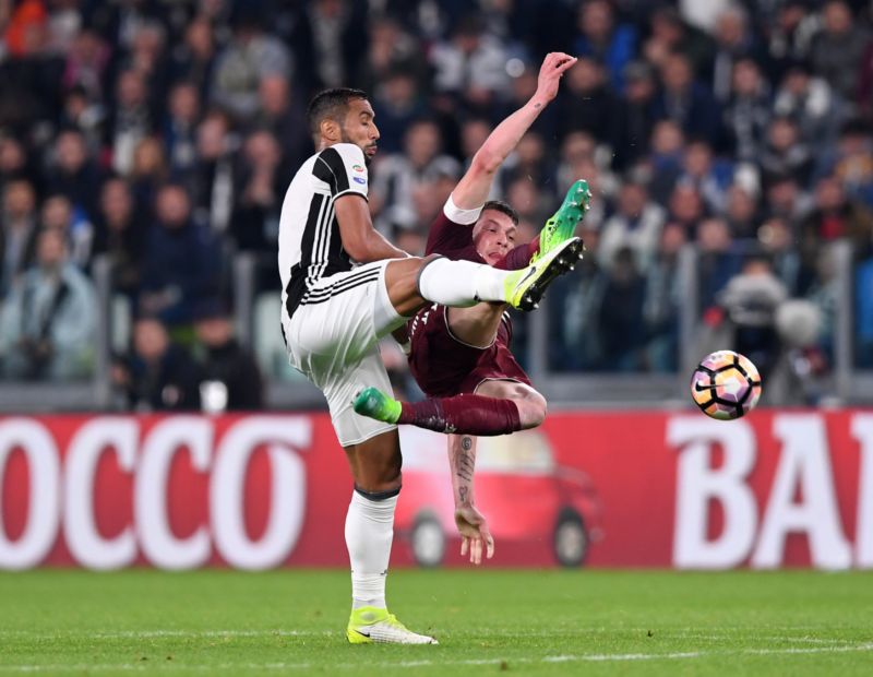 Obránce Benatia. 