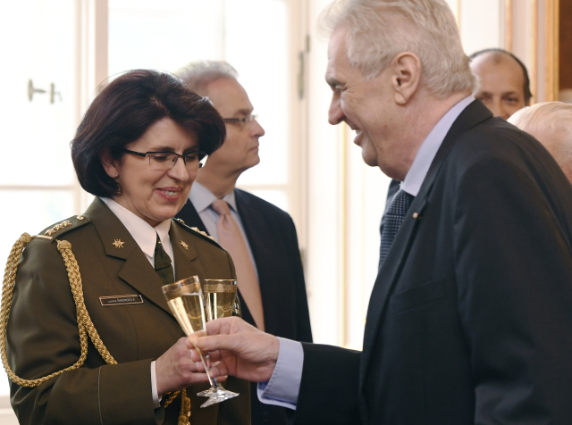 Prezident Miloš Zeman si připíjí s Lenkou Šmerdovou, poté co ji povýšil jako první ženu české armády do hodnosti generálky.