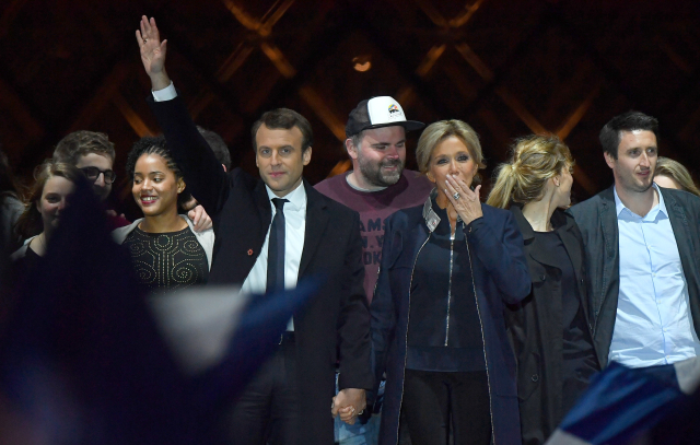 Emmanuel Macron se svojí manželkou Brigitte a dalšími rodinnými příslušníky.