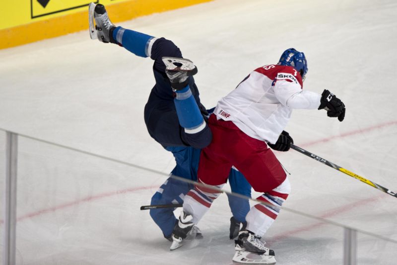 Radko Gudas sestřelil Rantanena čistým zákrokem.
