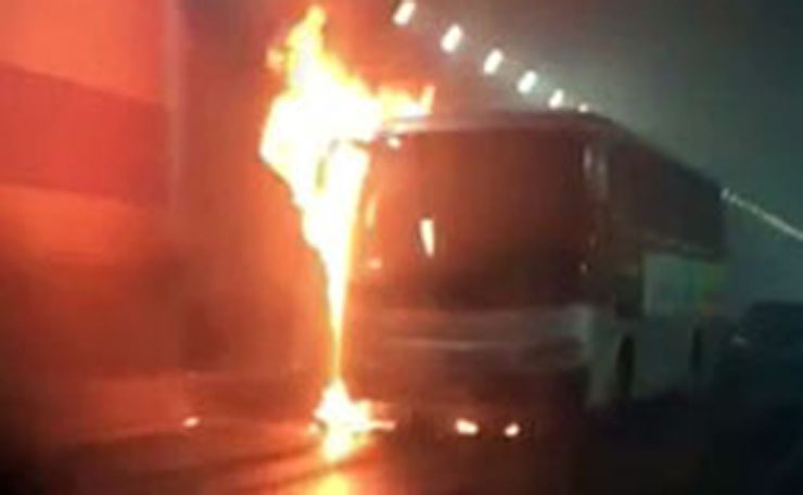 Autobus v plamenech. Autobus v plamenech.