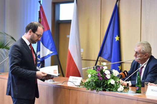 Poslanec a zastupitel Libereckého kraje Jan Farský (vlevo) předává prezidentovi Miloši Zemanovi ústavu při jeho setkání se zastupiteli a starosty obcí v sídle krajského úřadu v Liberci. Poslanec a zastupitel Libereckého kraje Jan Farský (vlevo) předává prezidentovi Miloši Zemanovi ústavu při jeho setkání se zastupiteli a starosty obcí v sídle krajského úřadu v Liberci.