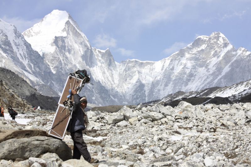 Nepálská horolezecká asociace chce zavedení horní věkové hranici pro výstup na Mount Everest (ilustrační foto). Nepálská horolezecká asociace chce zavedení horní věkové hranici pro výstup na Mount Everest (ilustrační foto).
