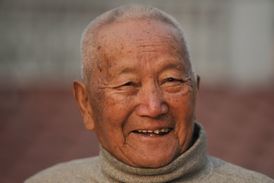 Krátce před zahájením výstupu zemřel v základním táboře na Mount Everestu 85letý horolezec Min Bahádur Šerčan.