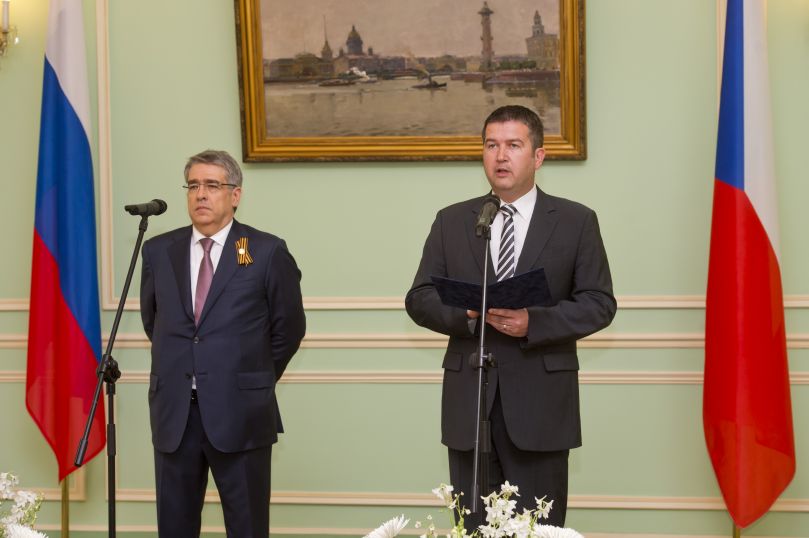 Předseda Poslanecké sněmovny Jan Hamáček (vpravo) na recepci pořádané na ruském velvyslanectví v Praze při příležitosti Dne vítězství. Vlevo je ruský velvyslanec Alexandr Zmejevskij. Předseda Poslanecké sněmovny Jan Hamáček (vpravo) na recepci pořádané na ruském velvyslanectví v Praze při příležitosti Dne vítězství. Vlevo je ruský velvyslanec Alexandr Zmejevskij.