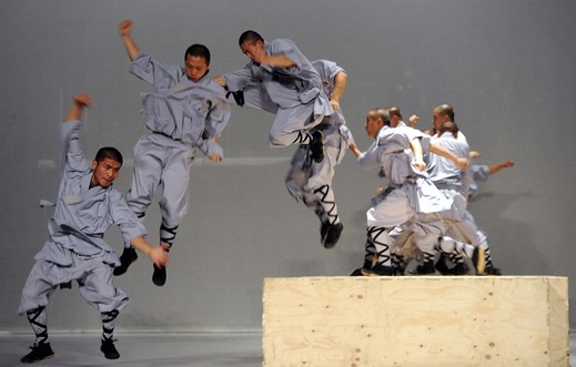 Sidi Larbi Cherkaoui zapojil do představení Sutra šaolinské mnichy.