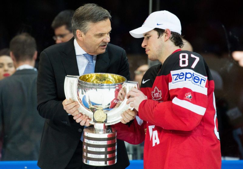Šéf Mezinárodní hokejové federace IIHF René Fasel s legendárním Sidney Crosbym (ilustrační foto) Šéf Mezinárodní hokejové federace IIHF René Fasel s legendárním Sidney Crosbym (ilustrační foto)
