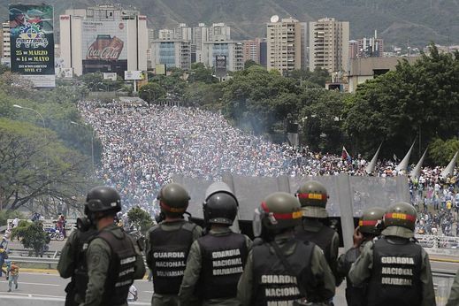 Ve Venezuele se masově protestuje proti upadající životní úrovni. Snímek pochází z hlavního města Caracasu. Ve Venezuele se masově protestuje proti upadající životní úrovni. Snímek pochází z hlavního města Caracasu.