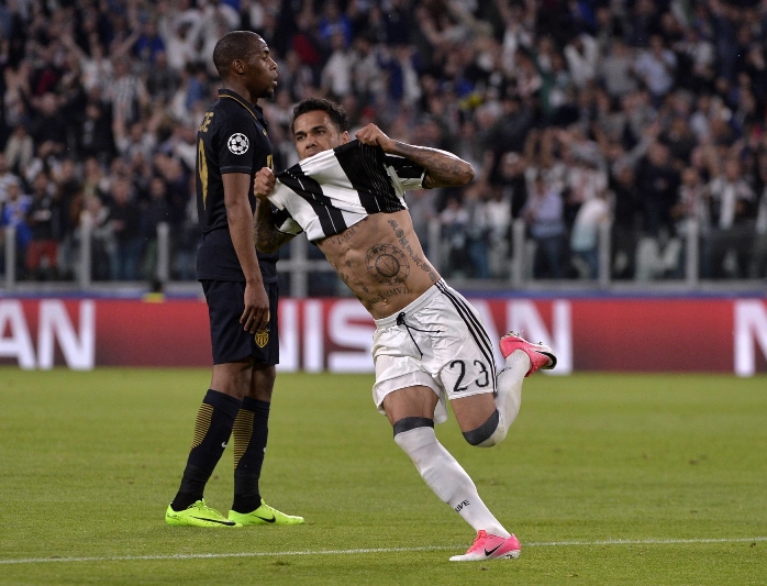 Krajní obránce Dani Alves odehrál proti Monaku skvělý zápas. Krajní obránce Dani Alves odehrál proti Monaku skvělý zápas.