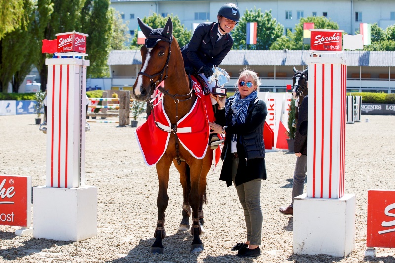 Zuzana Zelinková s Evitou R při dekorování vítěze závodu Youngster Tour v Linci.