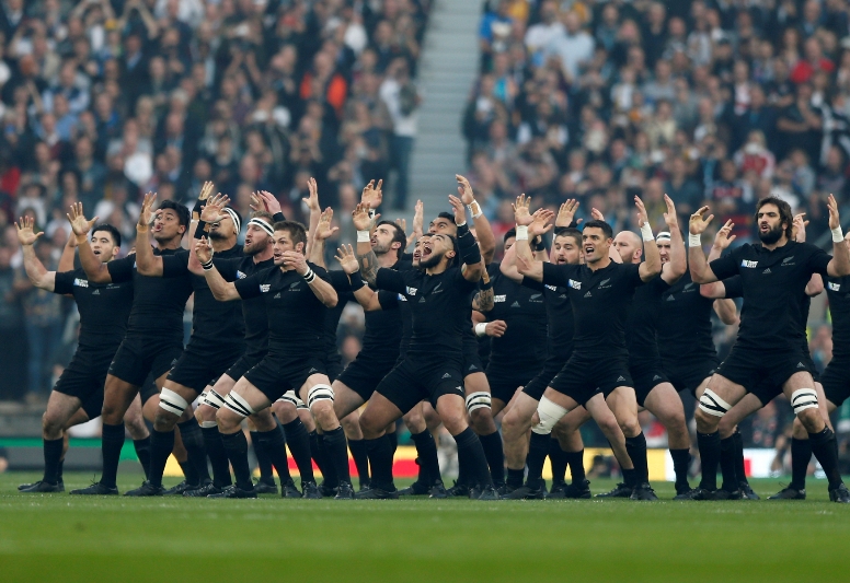 Haka ragbistů Nového Zélandu tradičně patří k tomu nejlepšímu, co světový šampionát nabízí. Haka ragbistů Nového Zélandu tradičně patří k tomu nejlepšímu, co světový šampionát nabízí.