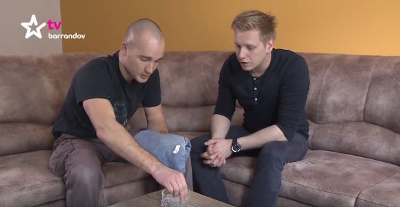 Kutil Adam a kutil Rosťa poradí, jak snadno odstranit žvýkačku z oblečení. Kutil Adam a kutil Rosťa poradí, jak snadno odstranit žvýkačku z oblečení.
