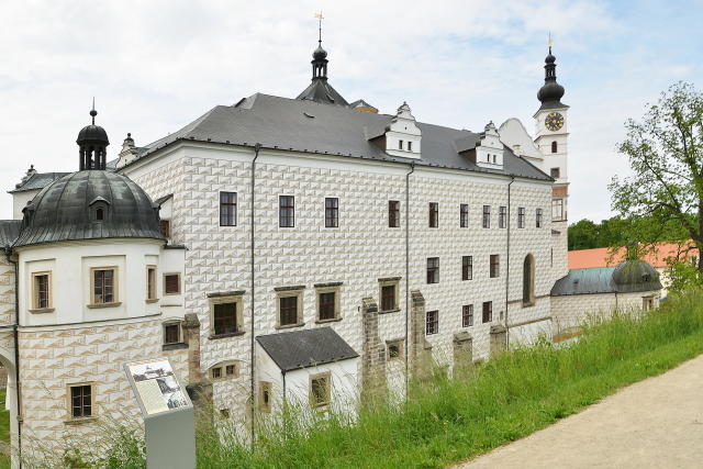 Řadu tří vín, které připomínají Viléma z Pernštejna, si nechal vyrobit Pardubický zámek (na snímku). Řadu tří vín, které připomínají Viléma z Pernštejna, si nechal vyrobit Pardubický zámek (na snímku).