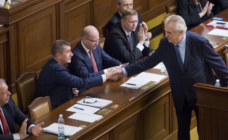 Prezident se sejde u jednoho stolu se zástupci koaličních stran. Prezident se sejde u jednoho stolu se zástupci koaličních stran.