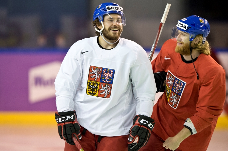 Michal Kempný s Jakubem Voráčkem na středečním tréninku. Michal Kempný s Jakubem Voráčkem na středečním tréninku.