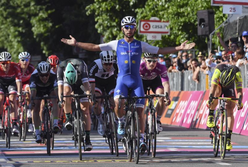 Gaviria slaví druhé etapové vítězství na letošním Giru. Gaviria slaví druhé etapové vítězství na letošním Giru.