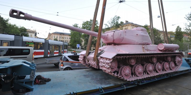 Známý růžový tank Davida Černého. Známý růžový tank Davida Černého.