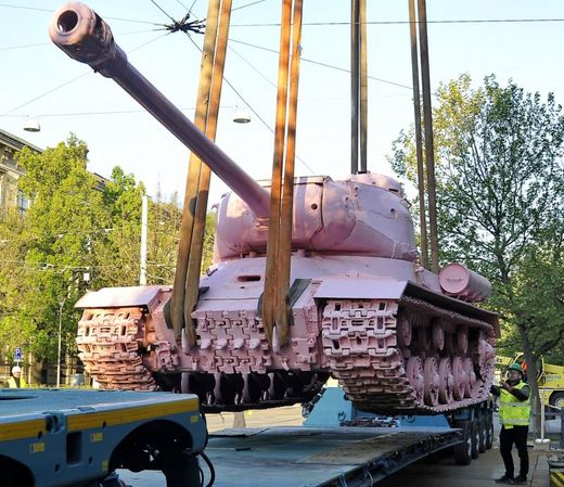 Tank cestoval do Brna z vojenského muzea v Lešanech. Tank cestoval do Brna z vojenského muzea v Lešanech.