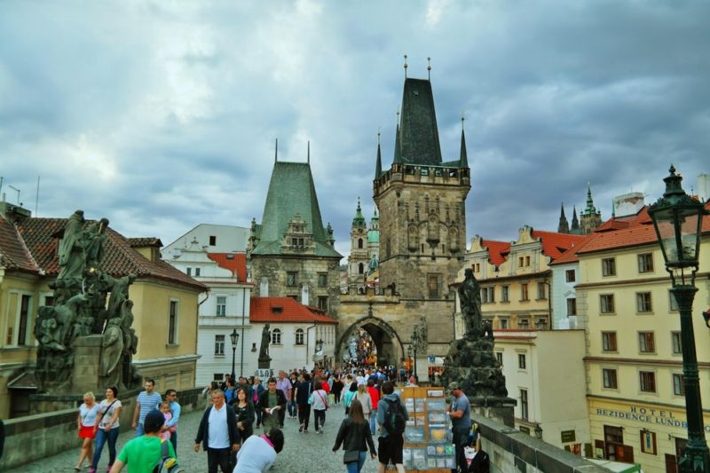 Karlův most v Praze je hojně navštěvován turisty. 