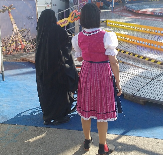 Smíšení kultur na tradičním Oktoberfestu v Mnichově. Smíšení kultur na tradičním Oktoberfestu v Mnichově.