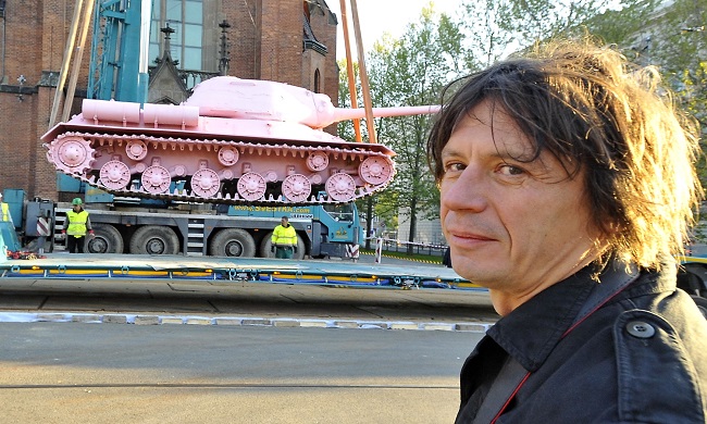 Růžový tank výtvarníka Davida Černého.