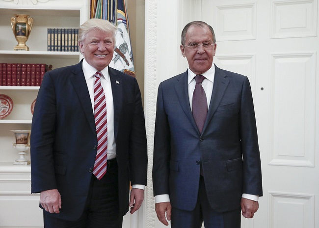 Zleva Donald Trump se Sergejem Lavrovem. Zleva Donald Trump se Sergejem Lavrovem.