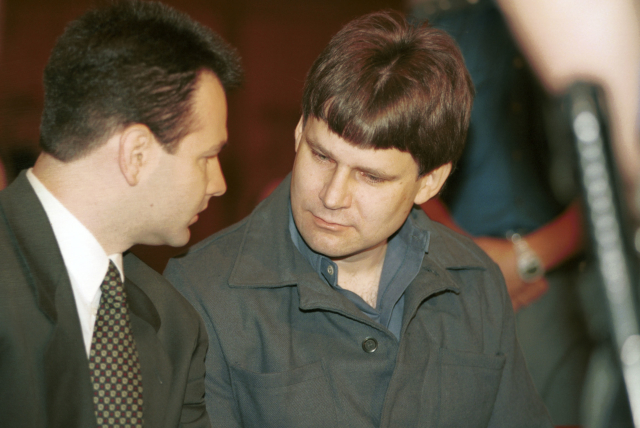 Doživotně odsouzený Jiří Kájínek (vpravo). Doživotně odsouzený Jiří Kájínek (vpravo).