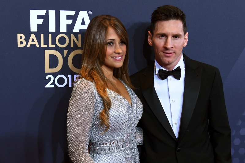 Lionel Messi se svou snoubenkou Antonellou Roccuzzovou. Lionel Messi se svou snoubenkou Antonellou Roccuzzovou.