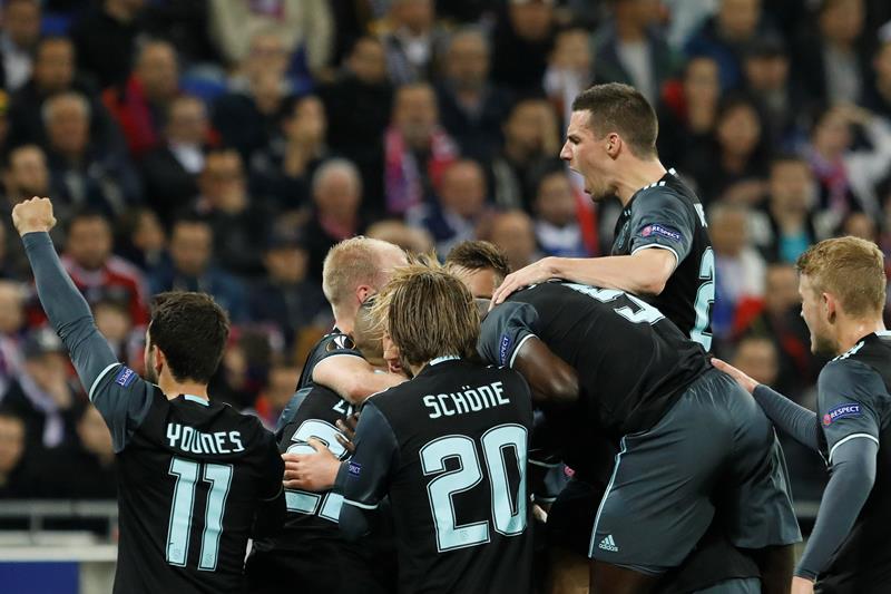 Hráči Ajaxu se radují z Dolbergovy branky. Hráči Ajaxu se radují z Dolbergovy branky.
