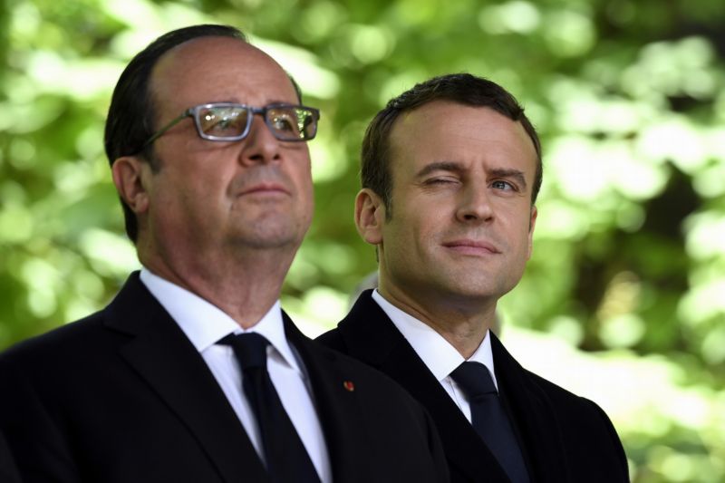 François Hollande (vlevo) a jeho nástupce Emmanuel Macron.