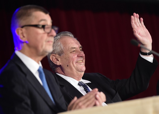 Zleva ministr financí Andrej Babiš a prezident Miloš Zeman. Zleva ministr financí Andrej Babiš a prezident Miloš Zeman.