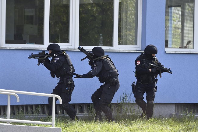 Policie s pomocí zásahové jednotky zadržela tři lupiče. Policie s pomocí zásahové jednotky zadržela tři lupiče.