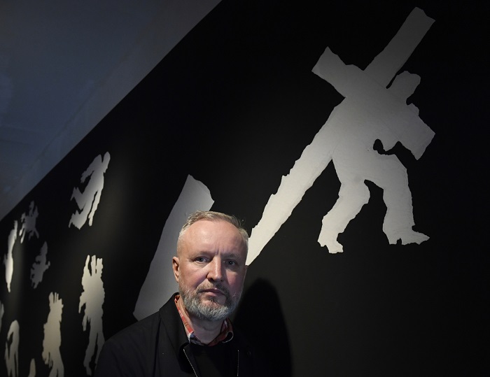 Práce Jaromíra 99 vytvořené metodou prořezávaného papíru. Práce Jaromíra 99 vytvořené metodou prořezávaného papíru.