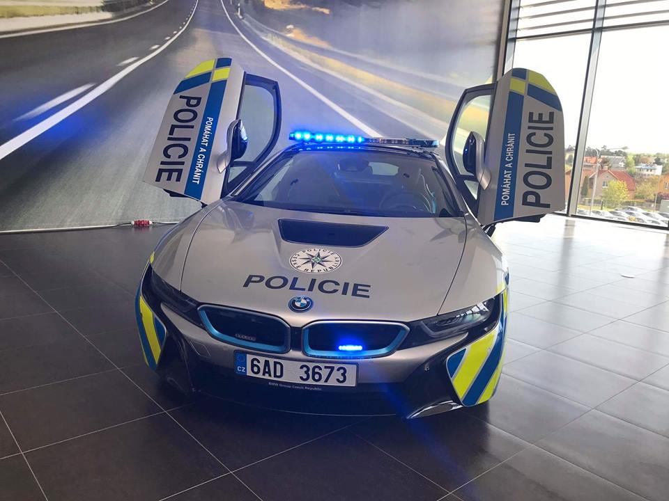 Policie začala testovat hybridní BMW i8.