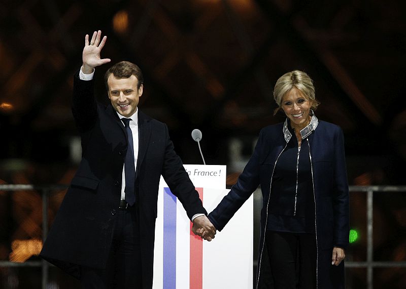 Budoucí francouzský prezident Emmanuel Macron s manželkou Brigitte. Budoucí francouzský prezident Emmanuel Macron s manželkou Brigitte.