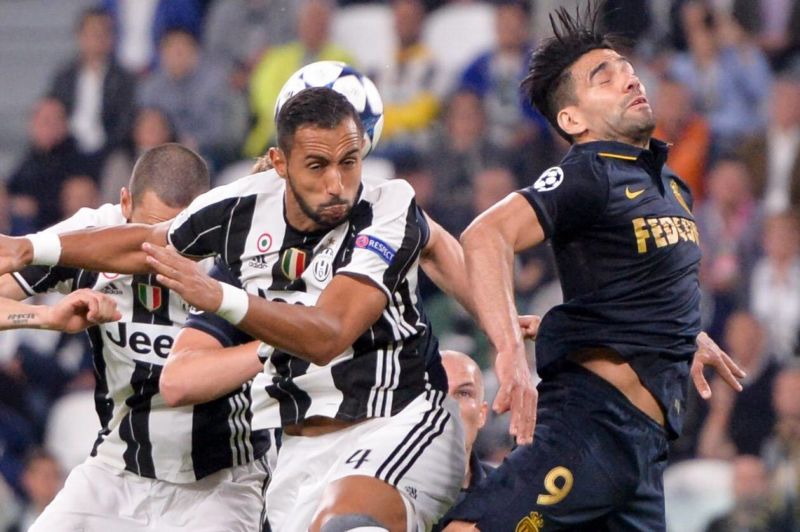 Mehdi Benatia v zápase v dresu Juventusu. Mehdi Benatia v zápase v dresu Juventusu.