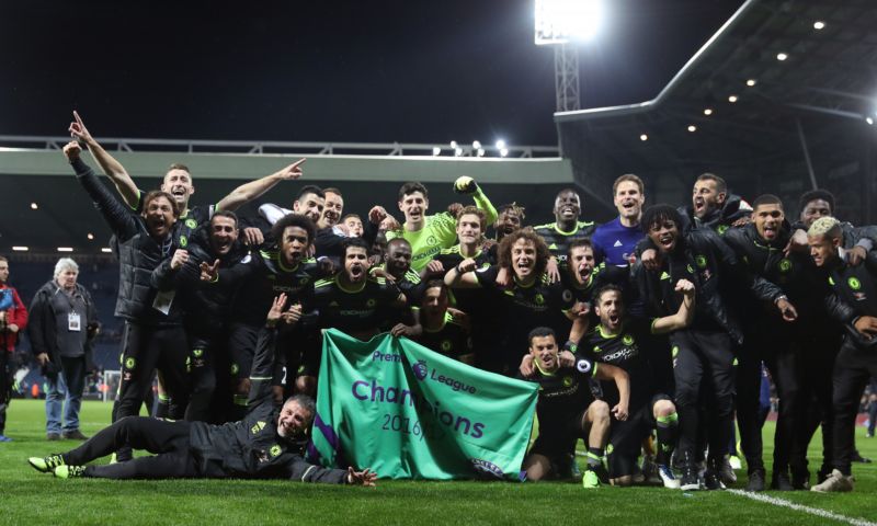 Fotbalisté Chelsea při oslavách titulu. Fotbalisté Chelsea při oslavách titulu.