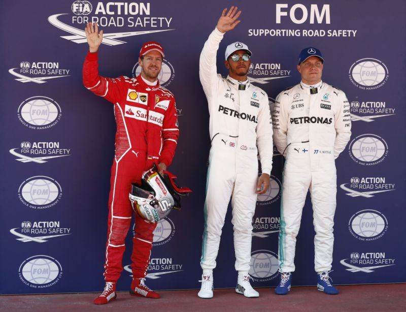 Lewis Hamilton po triumfu v kvalifikaci. 