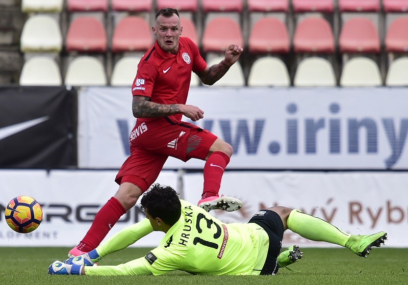 Brankář Příbrami Aleš Hruška a Jakub Řezníček z Brna.