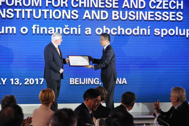 Guvernér České národní banky Jiří Rusnok (vlevo) předal 13. května v Pekingu zástupci čínské banky ICBC licenci na zřízení pobočky v ČR.