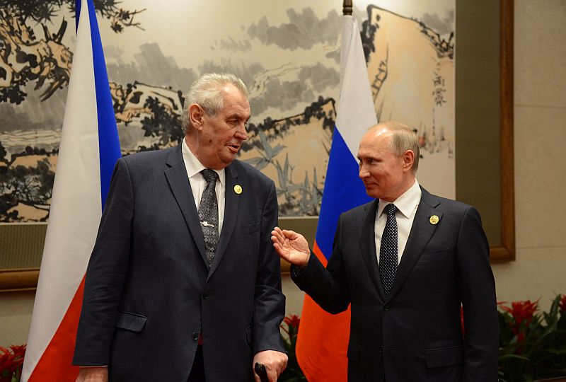 Miloš Zeman a Vladimir Putin při svém setkání v Pekingu hovořili rusky. Miloš Zeman a Vladimir Putin při svém setkání v Pekingu hovořili rusky.