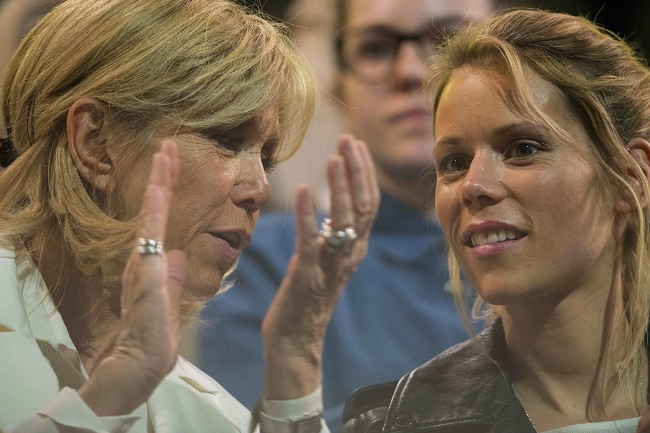 Zleva první dáma Brigitte Trogneuxová s dcerou Tiphaine Auzièrovou. Zleva první dáma Brigitte Trogneuxová s dcerou Tiphaine Auzièrovou.